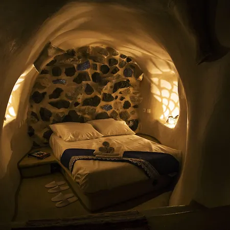 Aura Caves 4*